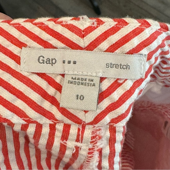 Gap Stretch Red and White Striped Mid-Rise Everyday Seersucker Shorts - Size 10 - Picture 5 of 7